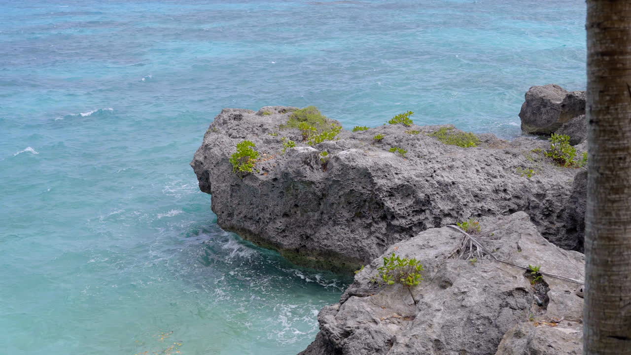 el agua salpicando sobre las rocas. medio ambiente de coral