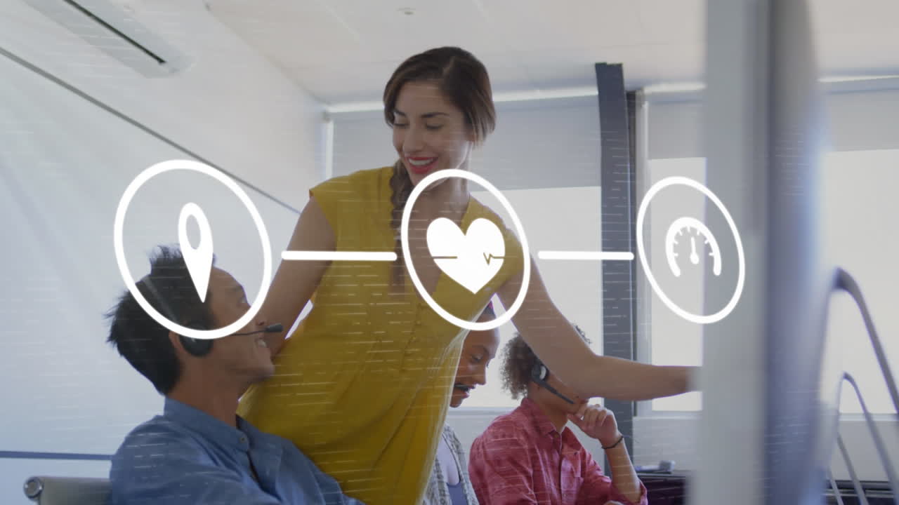 animación de tres iconos de medios blancos conectados y un pesebre con felices colegas de trabajo en auriculares