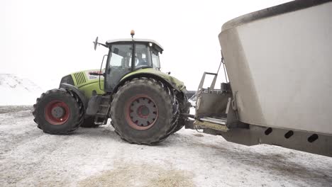 alimentación de carga del tractor en invierno
