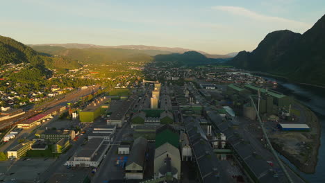 fábrica industrial de aluminio de mosjoen en el norte de noruega