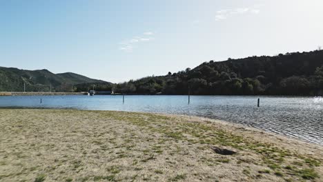 imágenes de drones del agua y el suelo en el lago vinça en el sur de francia