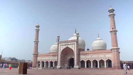 tomada lateral de gran ángulo de los interiores de la mezquita de jama delhi, india