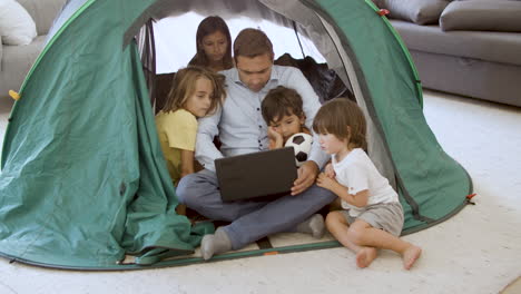 daddy and kids playing camping at home