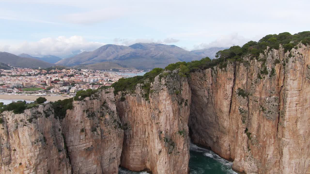 sensacional vuelo panorámico por el promontorio montagna spaccata y vistas de la ciudad frente al mar de gaeta y las cadenas montañosas en el fondo, enfoque aéreo