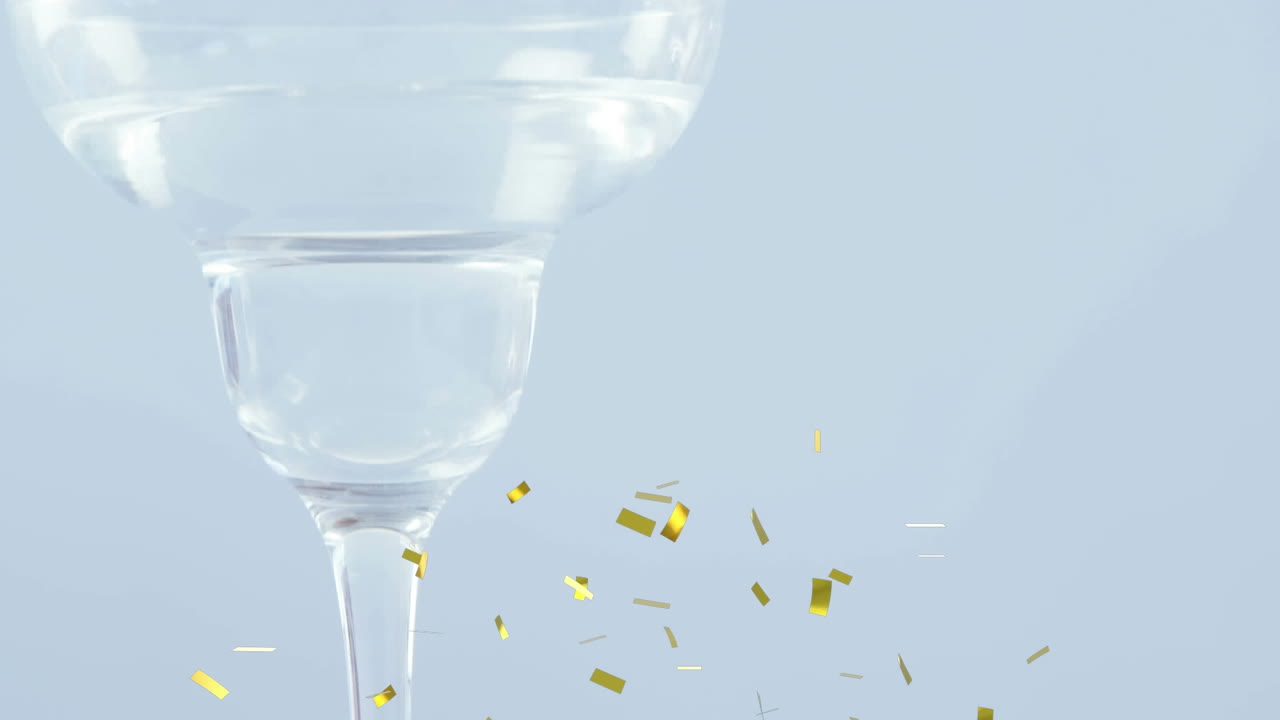 ⁇ 색 배경 에 와인 잔 에 있는 올리브 에 떨어지는 콘페티 의 애니메이션
