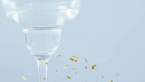 animación de confeti cayendo sobre las aceitunas en un vaso de vino sobre un fondo blanco