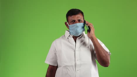 Indischer-Mann,-Der-Während-Der-Covid-19-pandemie-Eine-Medizinische-Maske-Verwendet