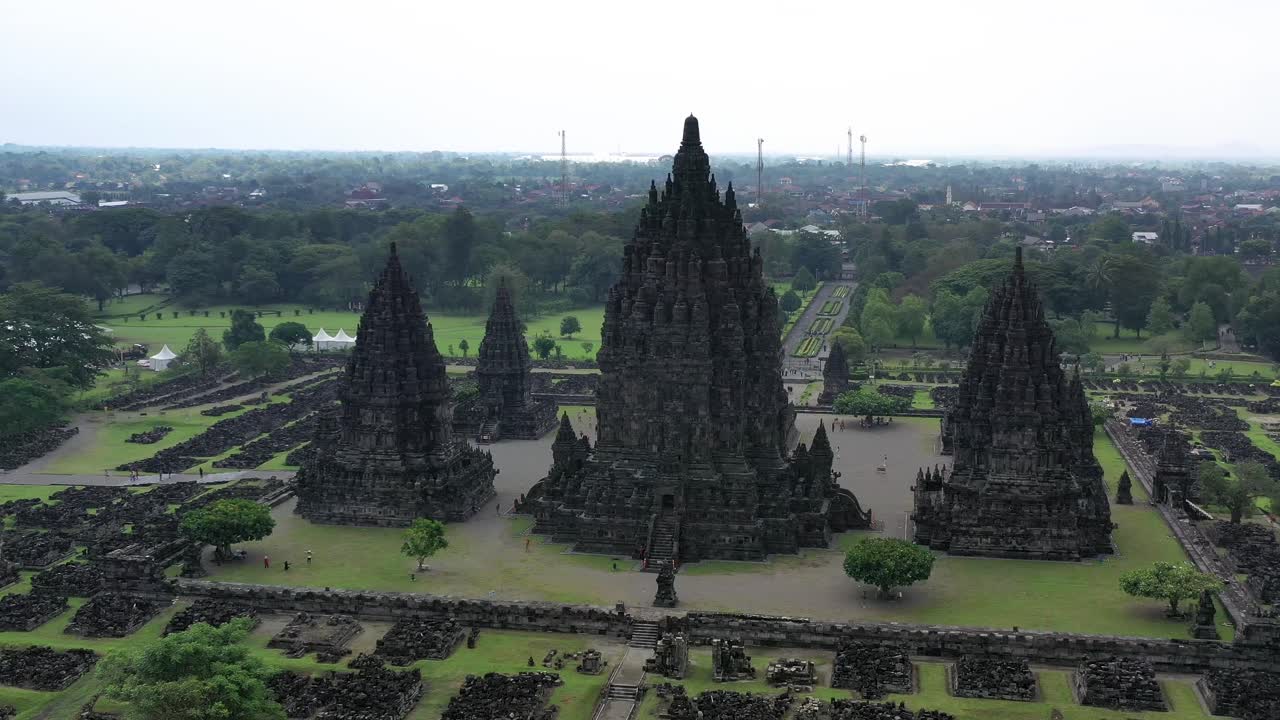 Candi Hindu Prambanan di Yogyakarta, Indonesia, yang didedikasikan untuk Trimurti, bidikan orbit udara.
