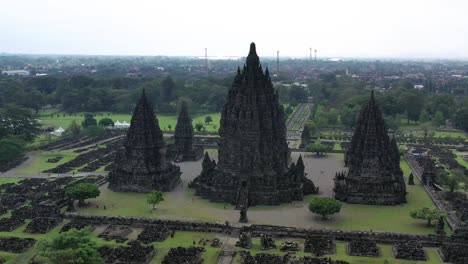 templo hindú prambanan en yogyakarta, indonesia dedicado a trimurti, órbita aérea alrededor del tiro