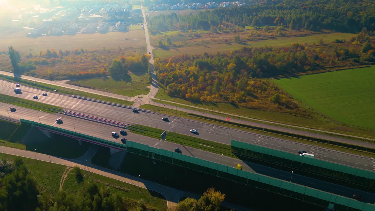 도로 교통과 일몰 도시의 그림 같은 공중 파노라마 바르샤바에서 화창한 저녁에 다단계 고속도로에서 운전하는 자동차에 대한 아름다운 위쪽 전망