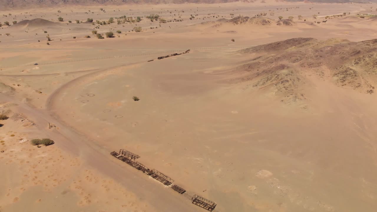 메디나 근처의 사우디 아라비아 사막에 있는 오스만 시대의 오래된 버려진 헤자즈 열차 잔해