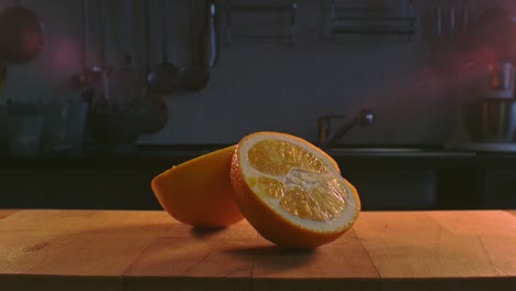 mitades de naranja brillante. naranja cortada por la mitad. rebanada de naranja en una mesa de madera
