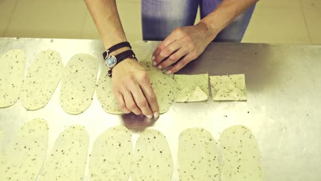 panadero de cultivos que da forma a la masa aplanada en la cocina