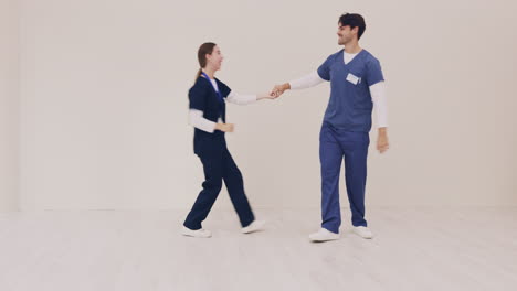Paar,-Lächeln-Und-Krankenschwester-Tanzen-Zusammen
