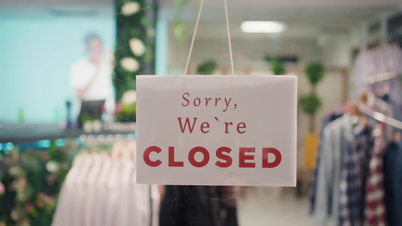 Closed message on clothing store door