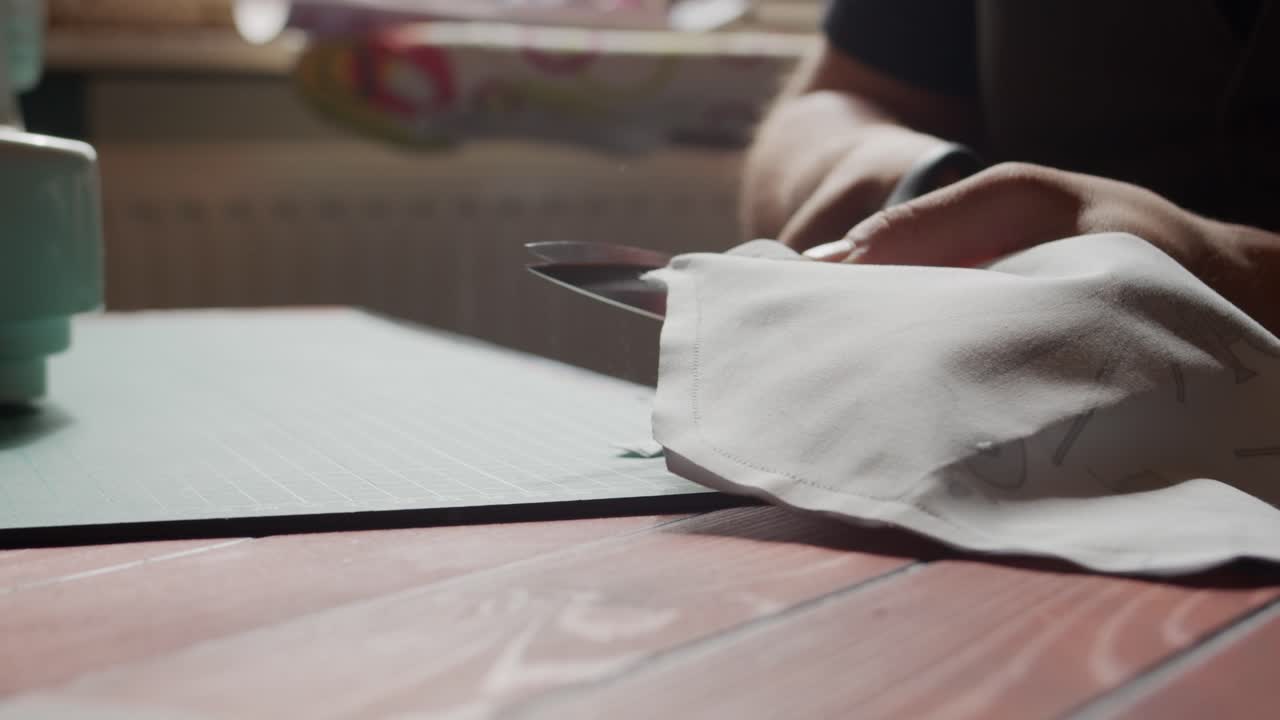 가위로 테이블의 수 놓은 가장자리를 자릅니다.