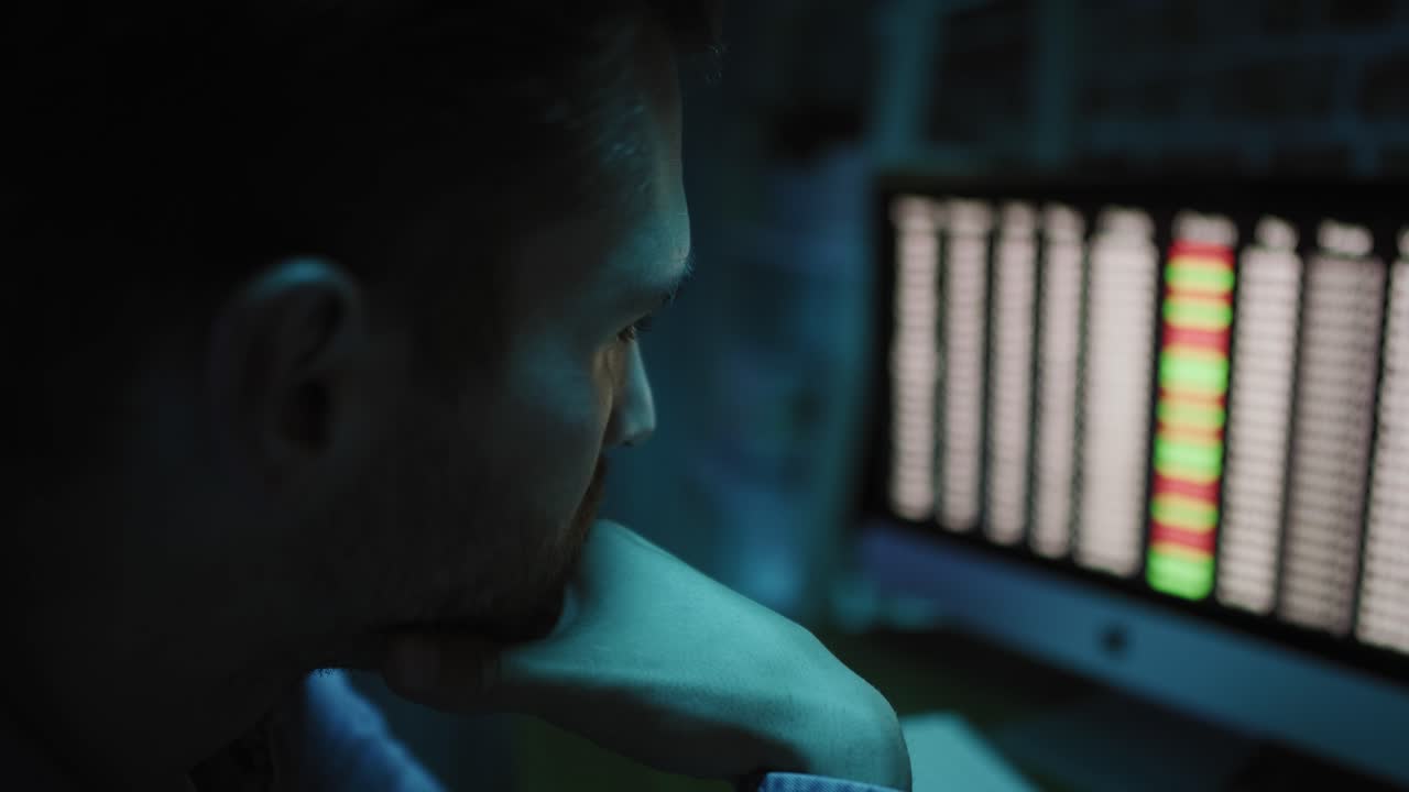 hombre trabajando hasta tarde en la bolsa de valores.