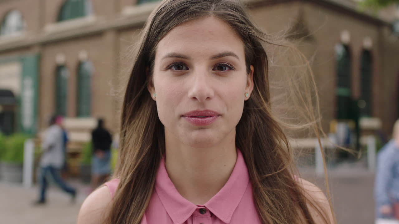 ritratto al rallentatore di una giovane donna bella e pensosa studentessa che sembra seria che fissa pensierosamente la telecamera