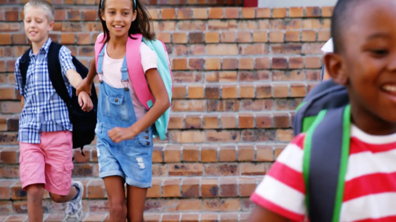 grupo de niños bajando de la escalera