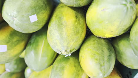 Grüne-Papaya,-Tropische-Früchte-Mittelamerikas,-Im-Stand-Lokaler-Marktfrüchte-Und-Frisches-Gemüse-Vom-Land