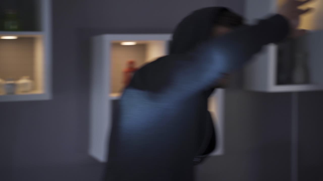 el ladrón es atrapado robando una casa.