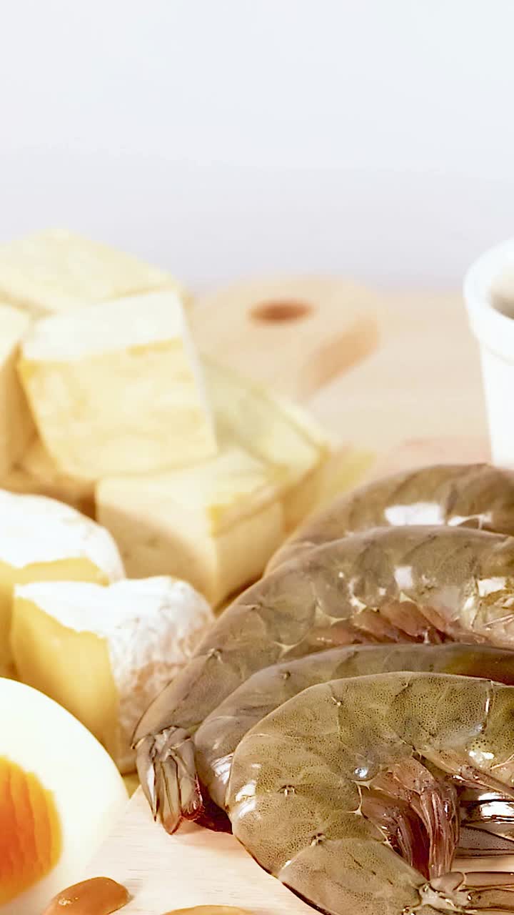 una vibrante exhibición de varios alimentos ricos en proteínas, incluidos nueces, mariscos, carnes y productos lácteos, capturados en una iluminación brillante