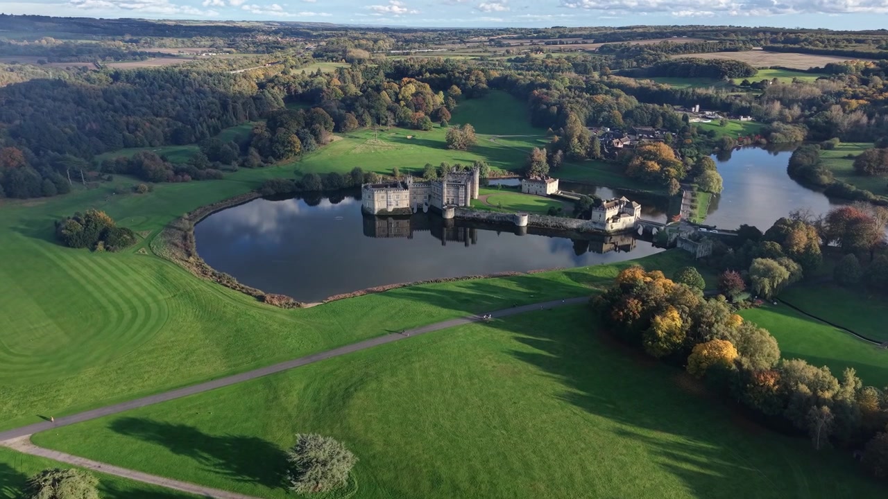 Veduta aerea del Castello di Leeds e del fossato a sud-est di Maidstone nel Kent, Inghilterra. Scatto dall'alto