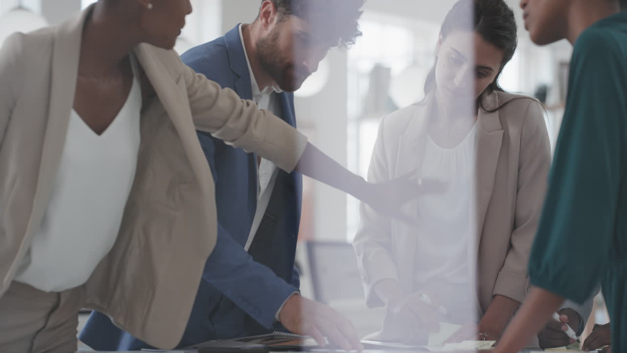 다양한 기업 비즈니스 팀 회의 브레인스토밍 동료들이 프로젝트 전략을 논의하고 사무실에서 아이디어를 공유합니다.