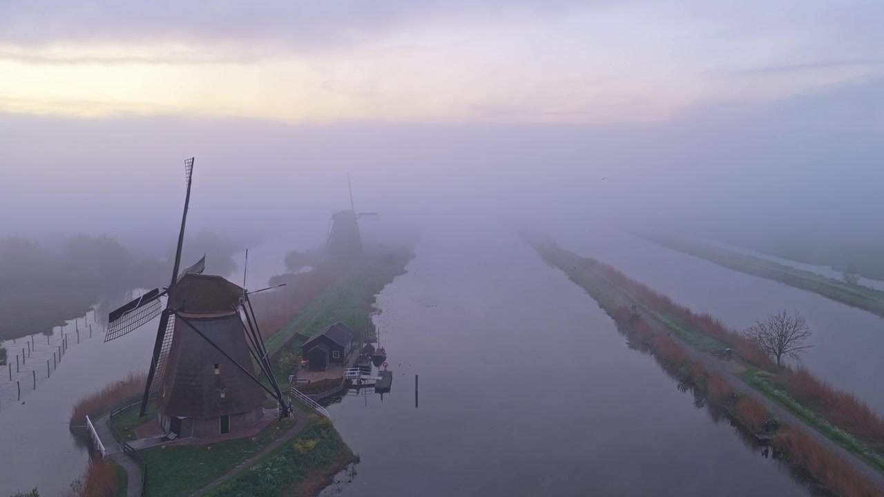 Vista aerea dei mulini a vento olandesi a Kinderdijk in una mattina nebbiosa