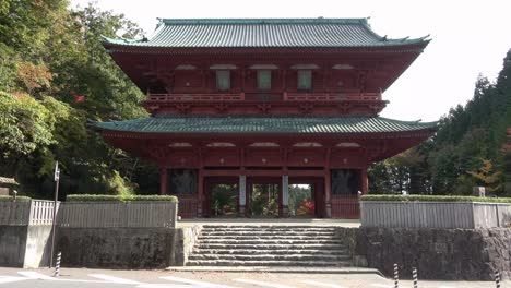 entrada de la puerta daimon al templo koya-san en wakayama, japón