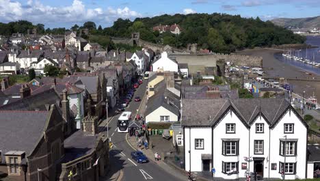 La-Pintoresca-Ciudad-Medieval-Amurallada-De-Conwy,-En-El-Norte-De-Gales,-Reino-Unido.