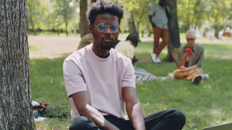 retrato de un muchacho universitario africano en el parque