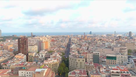 Amplia-Vista-Aérea-Del-Horizonte-De-Barcelona-Con-Edificios-De-La-Ciudad-Bajo-Una-Suave-Luz-Del-Día.