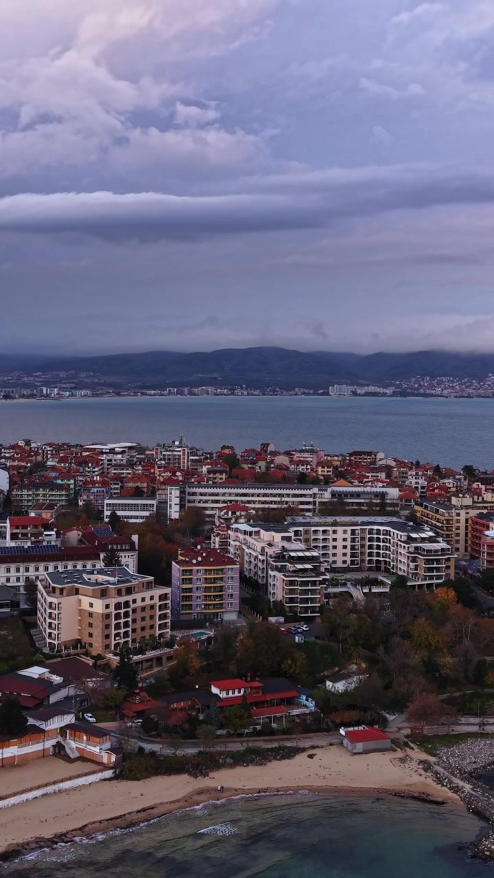 Bulgaristan, Nesebar'ın kıyı manzarasını sergileyen büyüleyici hava fotoğrafı