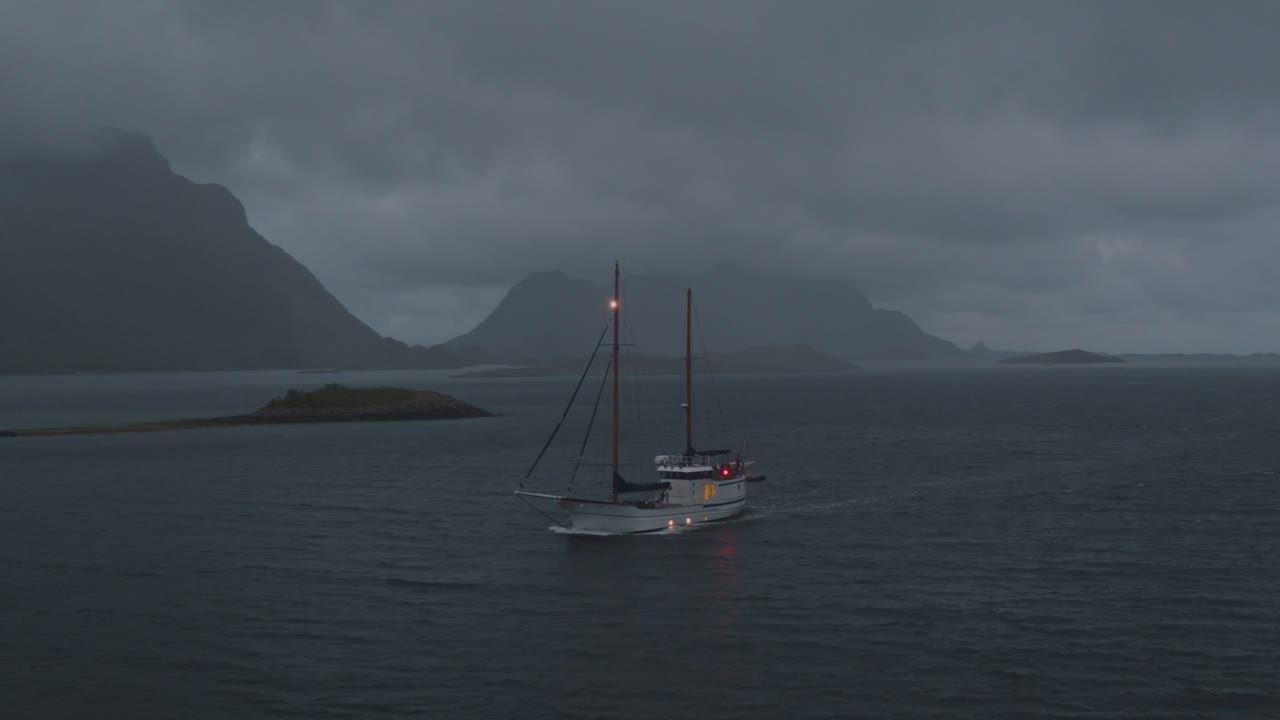 velero en el ártico lofoten navegando durante una tormenta