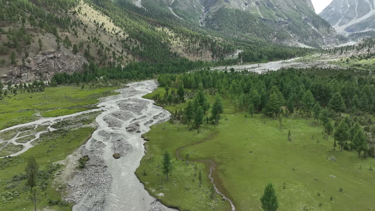 vista aérea del río indo serpenteando a través del valle de basho en skardu