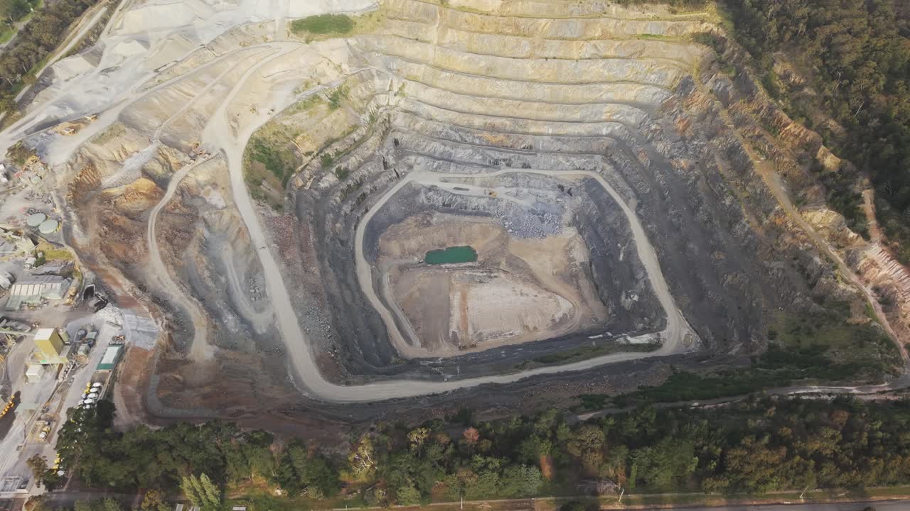 Fantastiske dronefilmopptak av Boral Quarry i Australia, som viser den omfattende gruvegropen, det robuste terrenget og det industrielle landskapet. Luftfotoet fremhever den intrikate geologien og omgivelsene