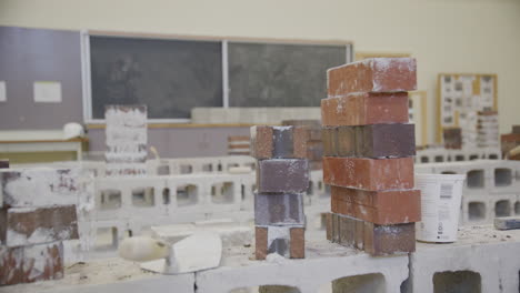 clase de albañilería en una escuela de comercio