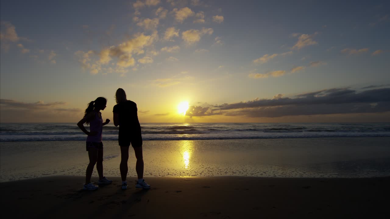체중 감량 목표를 위해 스포츠 시계를 사용하는 중국 여성
