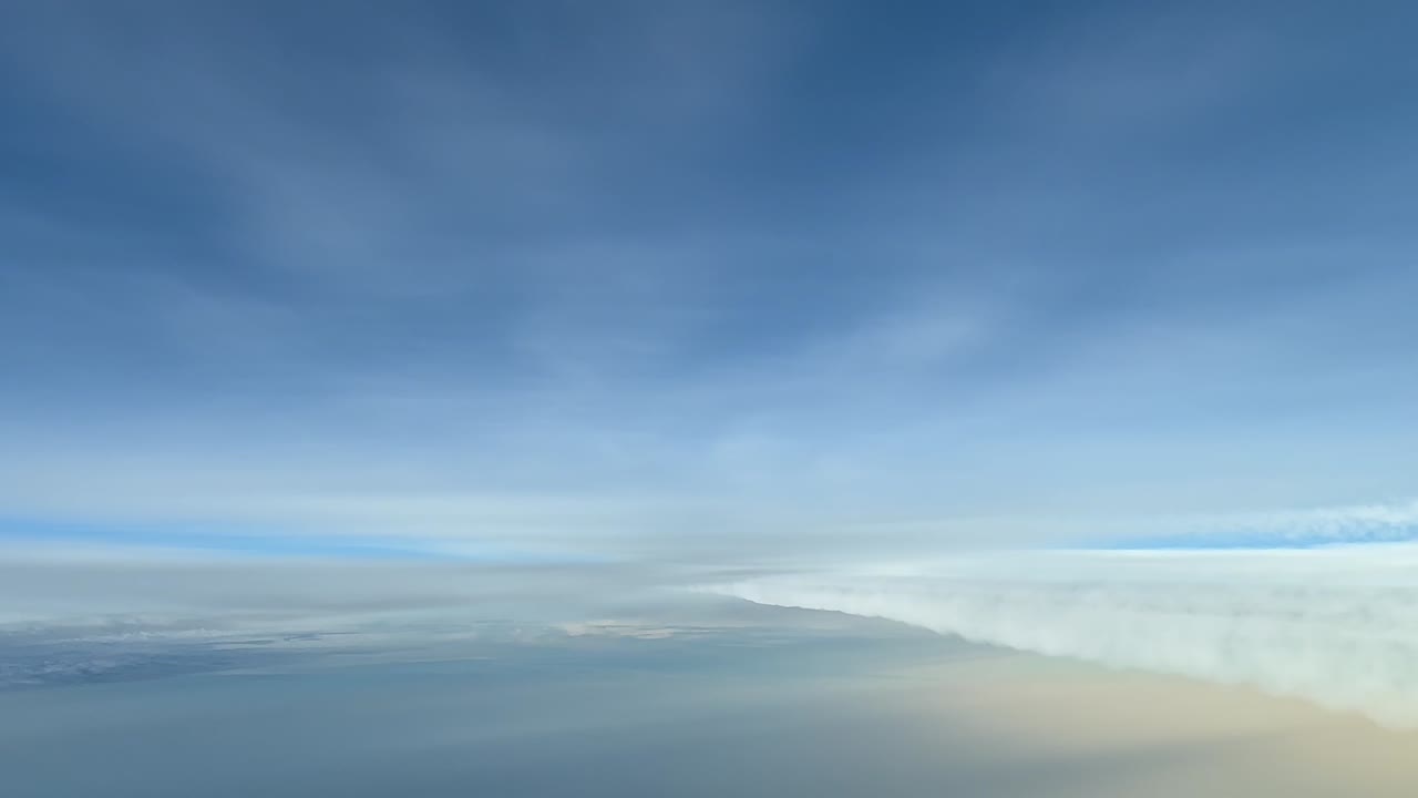 punto de vista del piloto desde la cabina de un jet a nivel de crucero volando cerca de la estela de un tráfico precedente