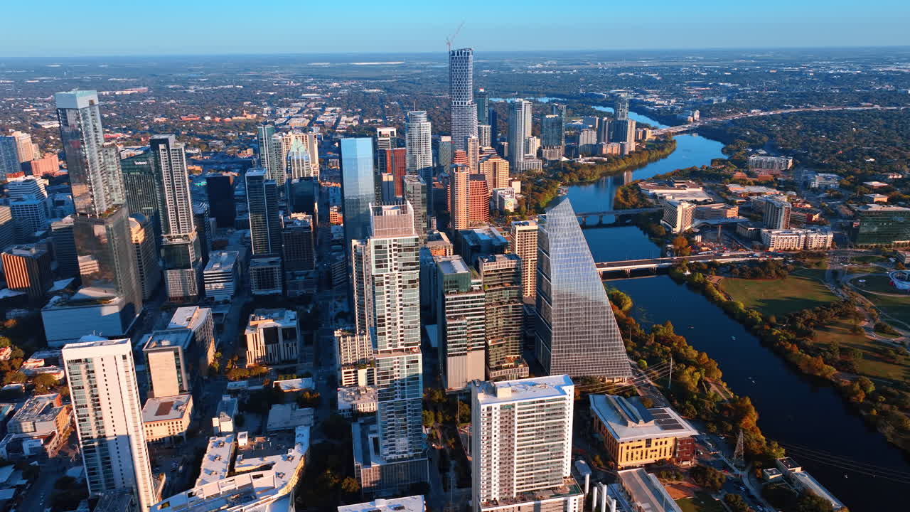Austin, USA, 21 novembre 2025: Tramonto vibrante sul centro e sul lungofiume di Austin, Texas. Veduta elevata di moderni grattacieli nel centro di Austin con il Lady Bird Lake e i ponti.