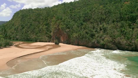 Malerische-Naturansicht-Der-Meereswellen,-Die-Sich-Dem-Ufer-In-Der-Nähe-Von-Rio-San-Juan-In-Samana,-Dominikanische-Republik,-Nähern