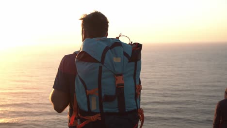 Un-Hombre-Pacífico-De-Mediana-Edad-Con-Mochila-Para-Acampar