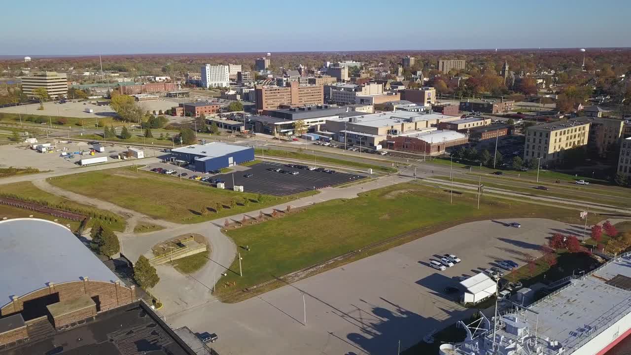 Vista aerea della nave museo della Seconda Guerra Mondiale e dell'area urbana circostante a Muskegon, MI