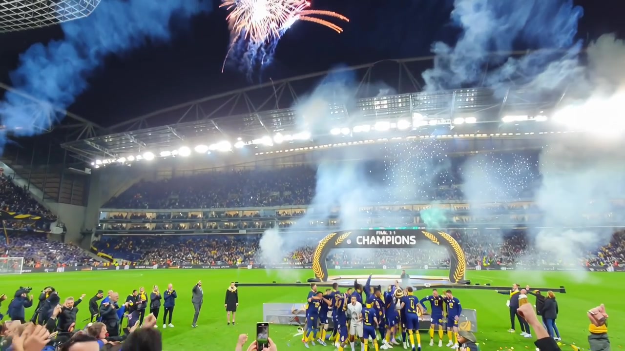 Campeones de fútbol celebran la victoria con fuegos artificiales y confeti en el estadio