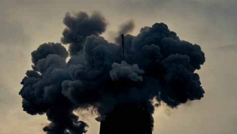 humo negro que se levanta de una torre alta