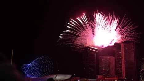 Drohnen-UAV-Technologie-Und-Pyrotechnische-Spätlichtshow,-4K-High-Definition