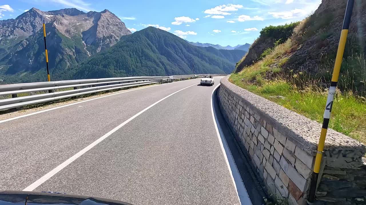 conduciendo por las pintorescas carreteras de montaña en el piamonte
