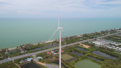 Tecnología-Renovable-Moderna-En-Tailandia,-Turbina-Eólica-Costera-Junto-Al-Mar