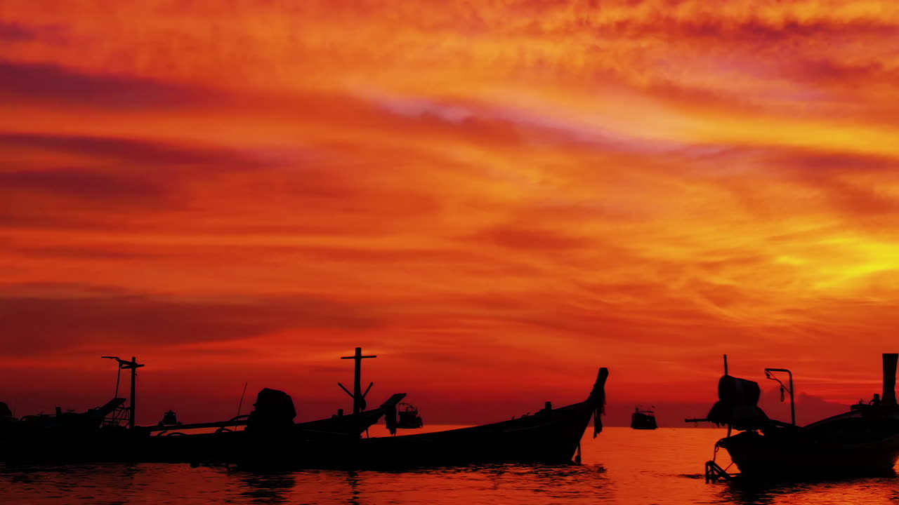 코타오 섬의 공중 촬영, 많은 보트가 태국을 떠다니는 사이리 해변의 슈퍼 일몰